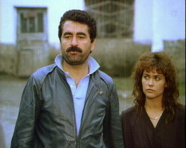 O zamanlar gelecekteki hayatından haberi yoktu... Tam 42 yıldır Türkiye bir çift mavi gözü izliyor... Herkes geldi geçti, bir tek o kaldı