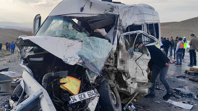 Van’da katliam gibi kaza Yolcu minibüsüyle kamyonet çarpıştı: 7 can kaybı, 12 yaralı