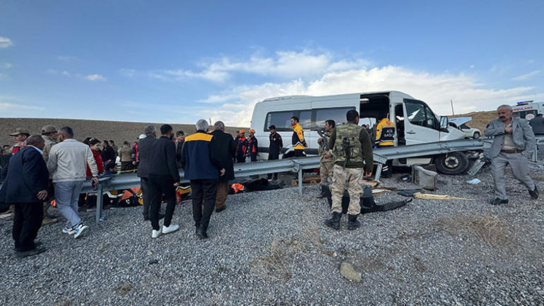 Van’da katliam gibi kaza Yolcu minibüsüyle kamyonet çarpıştı: 7 can kaybı, 12 yaralı