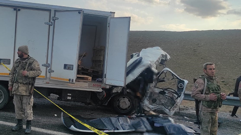 Van’da katliam gibi kaza Yolcu minibüsüyle kamyonet çarpıştı: 7 can kaybı, 12 yaralı