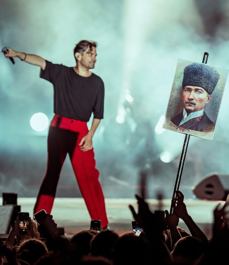 Ünlü isimlerden 23 Nisan paylaşımı... 1974 MithatPaşa Stadyumu Yürüyüşüne bakılırsa askeri doktor sanırım