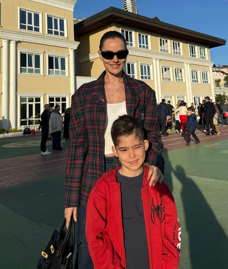 Ünlü isimlerden 23 Nisan paylaşımı... 1974 MithatPaşa Stadyumu Yürüyüşüne bakılırsa askeri doktor sanırım