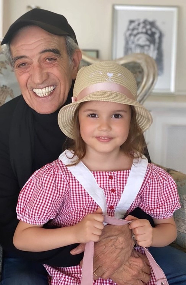 Ünlü isimlerden 23 Nisan paylaşımı... 1974 MithatPaşa Stadyumu Yürüyüşüne bakılırsa askeri doktor sanırım