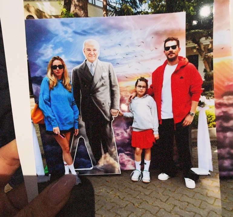 Ünlü isimlerden 23 Nisan paylaşımı... 1974 MithatPaşa Stadyumu Yürüyüşüne bakılırsa askeri doktor sanırım