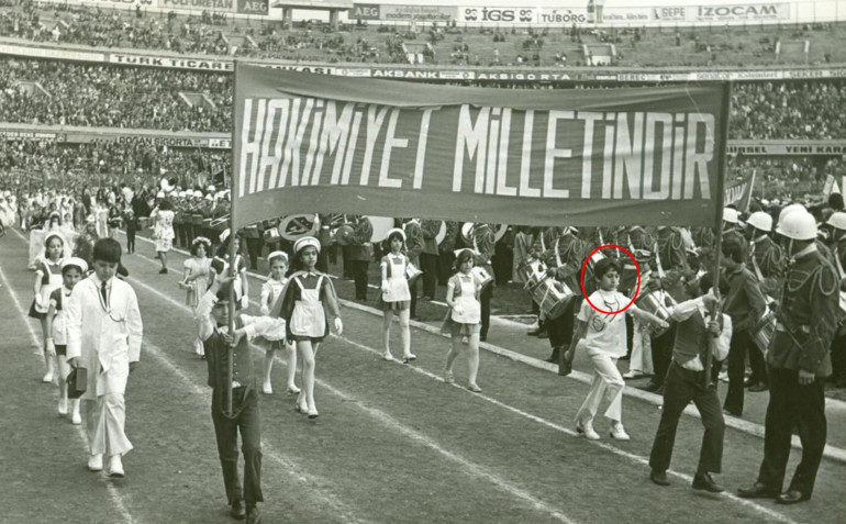 Ünlü isimlerden 23 Nisan paylaşımı... 1974 MithatPaşa Stadyumu Yürüyüşüne bakılırsa askeri doktor sanırım