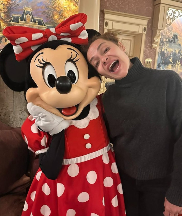 Ünlü isimlerden 23 Nisan paylaşımı... 1974 MithatPaşa Stadyumu Yürüyüşüne bakılırsa askeri doktor sanırım