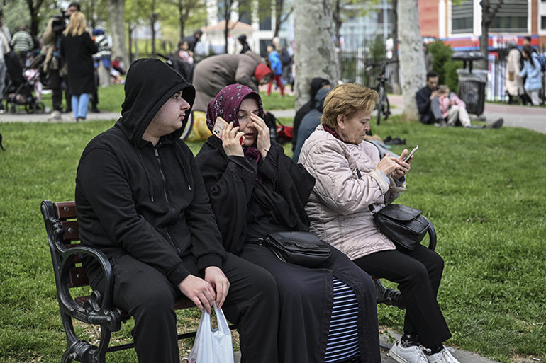Deprem sonrasında neden iletişimde sorunlar yaşanıyor Telefonlarda hangi uygulamalar olmalı | 7 SORU 7 YANIT
