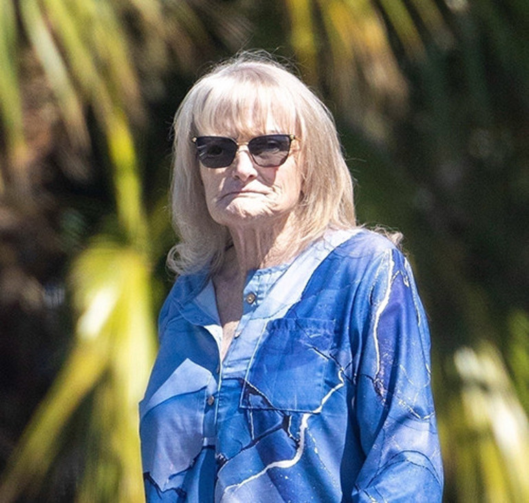 Hayran olduğu ünlü şarkıcı için dünya güzeli iki çocuk doğurmuştu... Yıllar sonra ilk kez sokaklarda