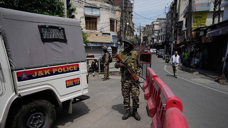 Hindistan, Keşmirde saldırı düzenleyen teröristlerin başına ödül koydu: En ağır şekilde cezalandırılacaklar