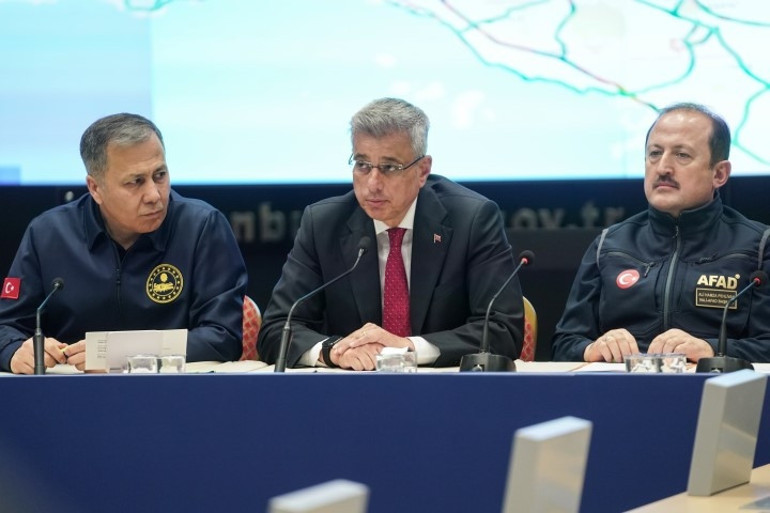 Bakanlar, AFAD Kriz Merkezinde açıklama yaptı: Riskli binalara girilmemeli