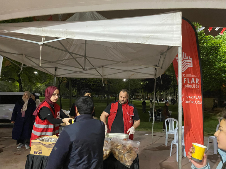 Vakıflar Genel Müdürlüğü geceyi parklarda geçirenlere çorba ikram etti