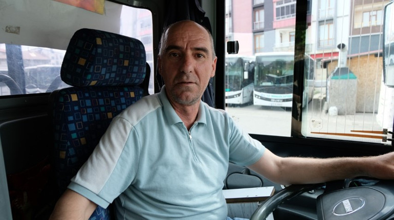 Eline aldığı sopayla indi, beklemediği hamleyle arkasına bakmadan tüydü | Erkekliğin yüzde 90ı kaçmaktır