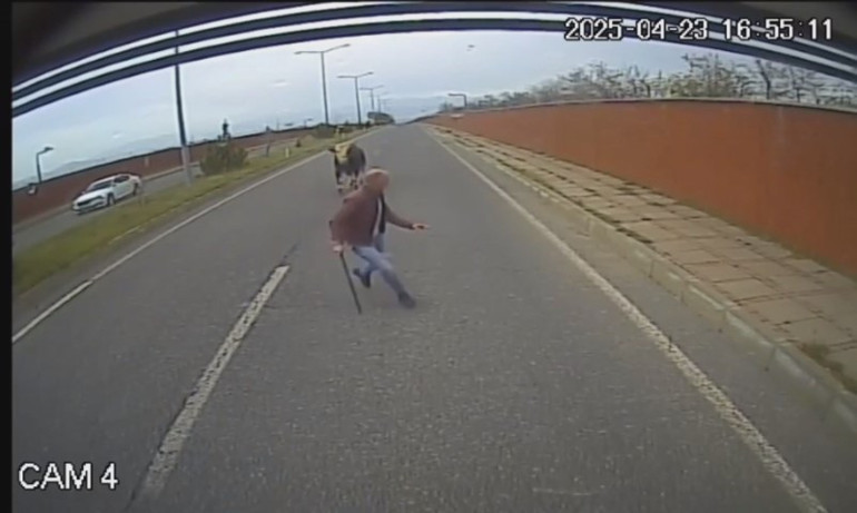 Eline aldığı sopayla indi, beklemediği hamleyle arkasına bakmadan tüydü | Erkekliğin yüzde 90ı kaçmaktır