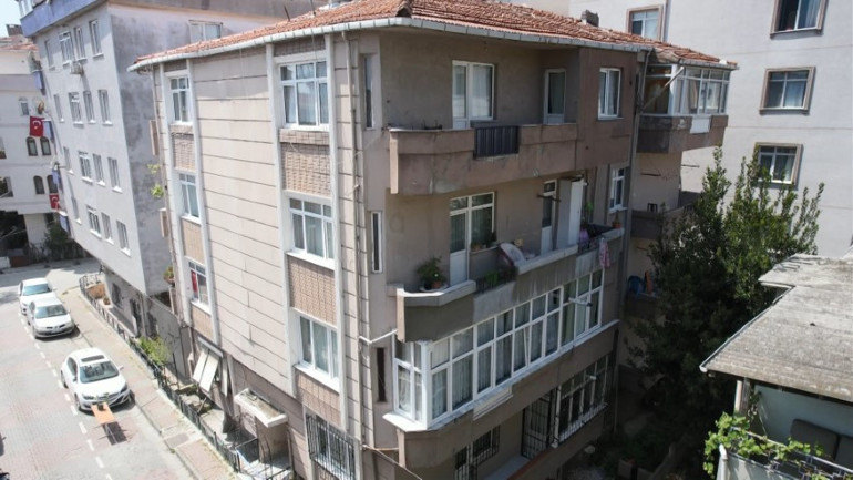 İstanbulda ihbarlar üzerine harekete geçildi: 6.2lik depremin ardından boşaltılan binalar görüntülendi