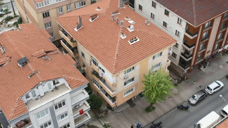 İstanbulda ihbarlar üzerine harekete geçildi: 6.2lik depremin ardından boşaltılan binalar görüntülendi