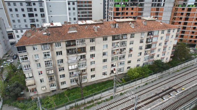 İstanbulda ihbarlar üzerine harekete geçildi: 6.2lik depremin ardından boşaltılan binalar görüntülendi