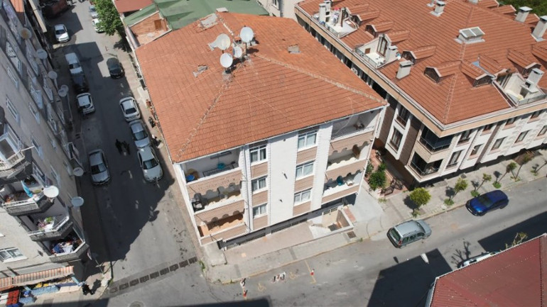 İstanbulda ihbarlar üzerine harekete geçildi: 6.2lik depremin ardından boşaltılan binalar görüntülendi