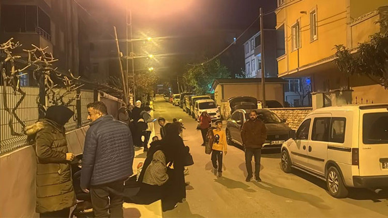 Son dakika İstanbulda art arda artçı depremler AFADdan ilk açıklama geldi
