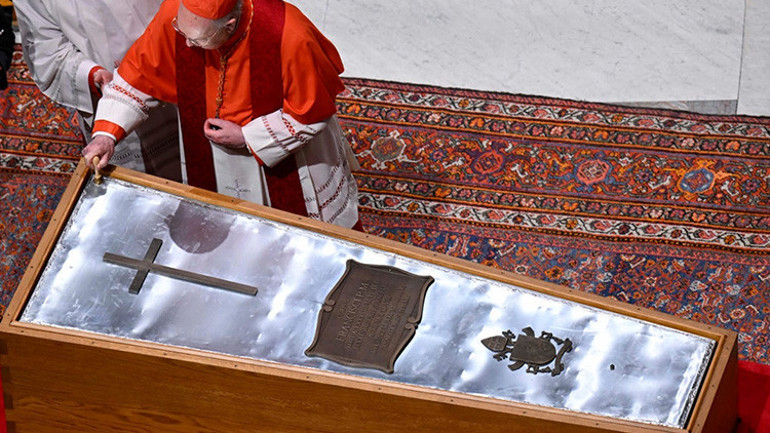 Son dakika... Papa Francisin cenazesinde tarihi an Zelenski ve Trump tören öncesi görüştü