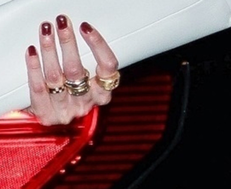 Arkadaş evinde gizlice buluşuyorlardı... Yüzük ortaya çıktı... Yakında bebek haberi de gelir