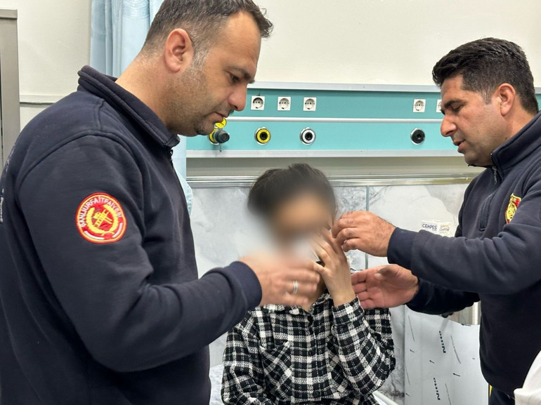Şanlıurfada 15 yaşındaki çocuk, elbise giyerken gözünü fermuara sıkıştırdı