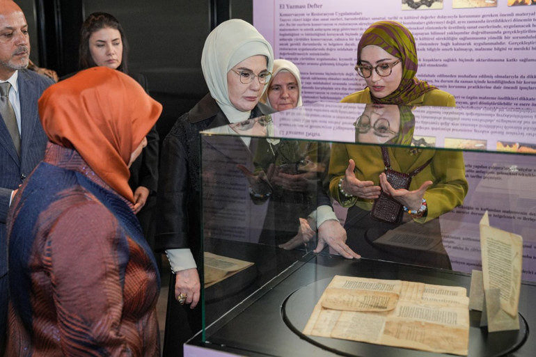 Emine Erdoğan Saklı Kalanlar sergisinin açılışını yaptı