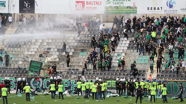 Denizlispor ilk kez amatöre düştü, taraftar stadı yaktı