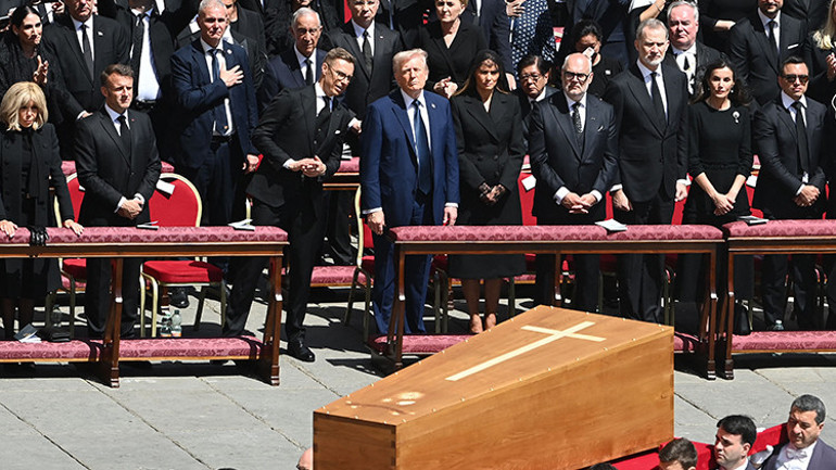 Papanın cenaze töreninde Melania Trumpın müdahalesi krizi önledi