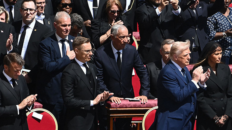 Papanın cenaze töreninde Melania Trumpın müdahalesi krizi önledi