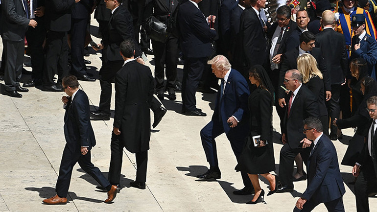 Papanın cenaze töreninde Melania Trumpın müdahalesi krizi önledi