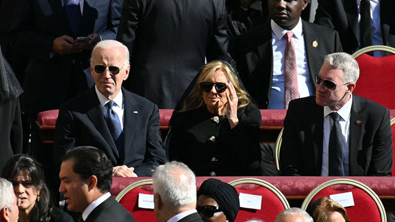 Papanın cenaze töreninde Melania Trumpın müdahalesi krizi önledi