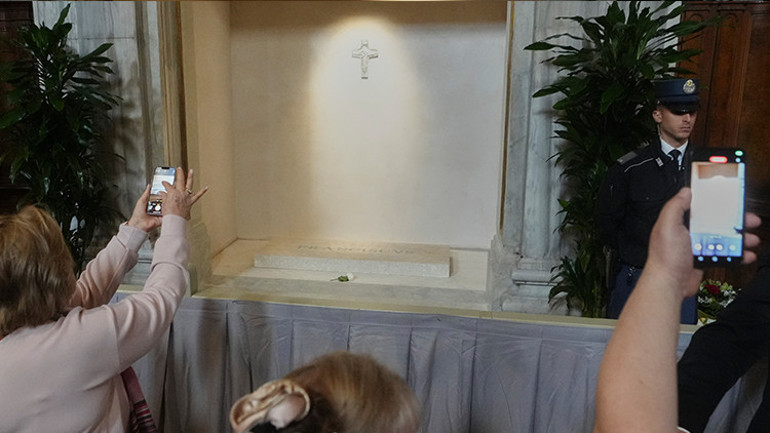 Papa Francisin mezarı ilk kez görüntülendi