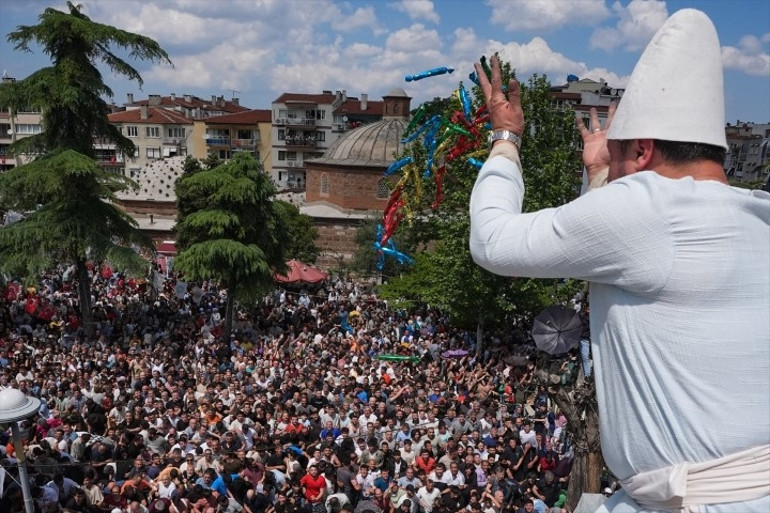 Bütün kent sokaklara indi Cami kubbesinden, balkonlardan ve çatılardan dağıtıldı: Tam 8 ton... Kapmak için şemsiye kullananlar bile vardı