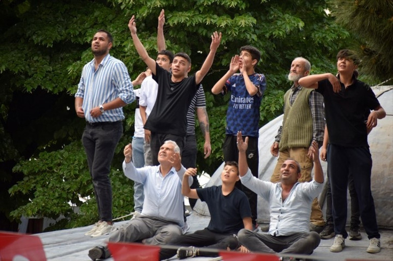 Bütün kent sokaklara indi Cami kubbesinden, balkonlardan ve çatılardan dağıtıldı: Tam 8 ton... Kapmak için şemsiye kullananlar bile vardı