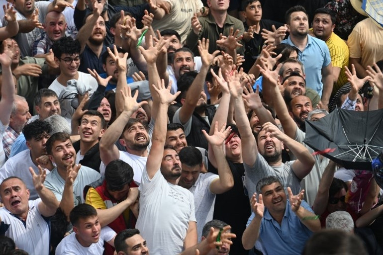Bütün kent sokaklara indi Cami kubbesinden, balkonlardan ve çatılardan dağıtıldı: Tam 8 ton... Kapmak için şemsiye kullananlar bile vardı