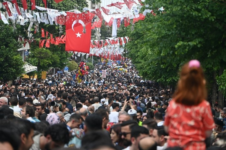 Bütün kent sokaklara indi Cami kubbesinden, balkonlardan ve çatılardan dağıtıldı: Tam 8 ton... Kapmak için şemsiye kullananlar bile vardı