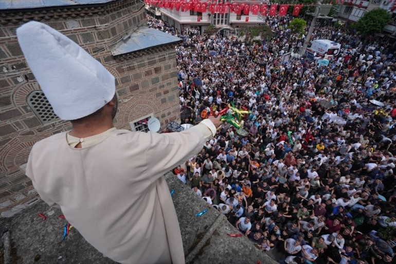 Bütün kent sokaklara indi Cami kubbesinden, balkonlardan ve çatılardan dağıtıldı: Tam 8 ton... Kapmak için şemsiye kullananlar bile vardı