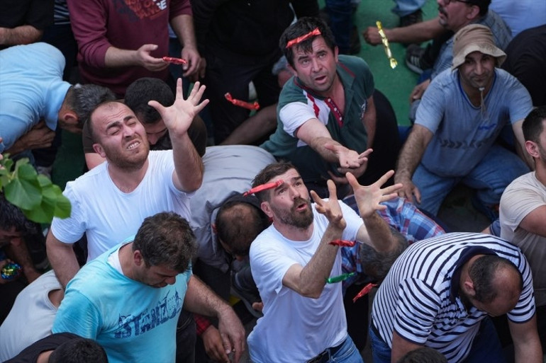Bütün kent sokaklara indi Cami kubbesinden, balkonlardan ve çatılardan dağıtıldı: Tam 8 ton... Kapmak için şemsiye kullananlar bile vardı