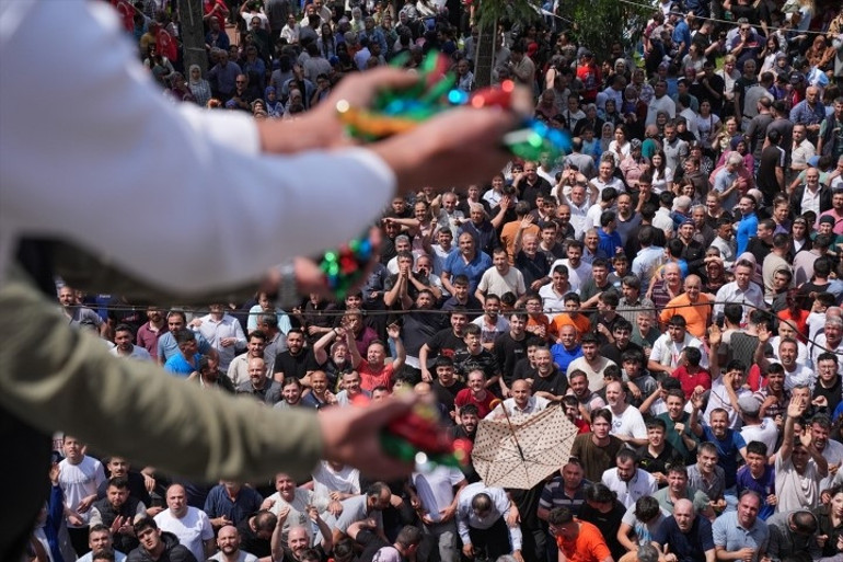 Bütün kent sokaklara indi Cami kubbesinden, balkonlardan ve çatılardan dağıtıldı: Tam 8 ton... Kapmak için şemsiye kullananlar bile vardı