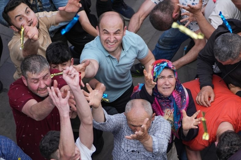 Bütün kent sokaklara indi Cami kubbesinden, balkonlardan ve çatılardan dağıtıldı: Tam 8 ton... Kapmak için şemsiye kullananlar bile vardı