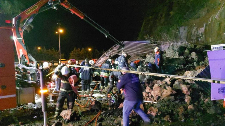 Akaryakıt istasyonunda heyelan Samsunda baba ve kızlarının yaşamını yitirdiği olayda iki kişi gözaltına alındı