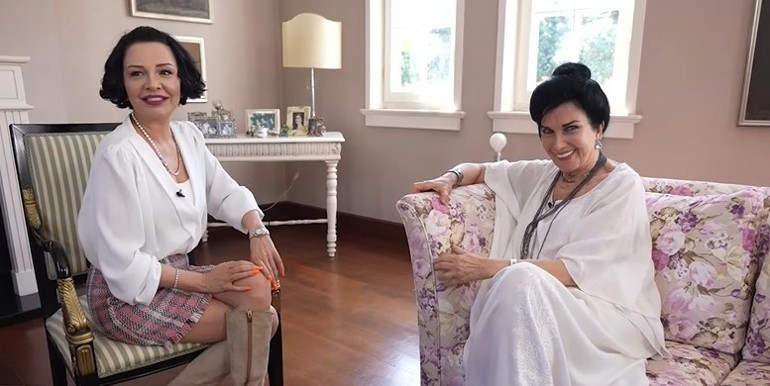 Bir zamanların çocuk oyuncusu şimdi kızlarıyla bu evde yaşıyor