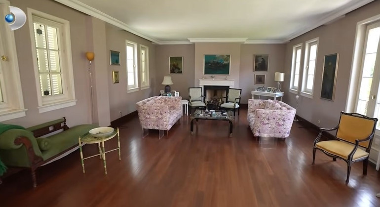 Bir zamanların çocuk oyuncusu şimdi kızlarıyla bu evde yaşıyor