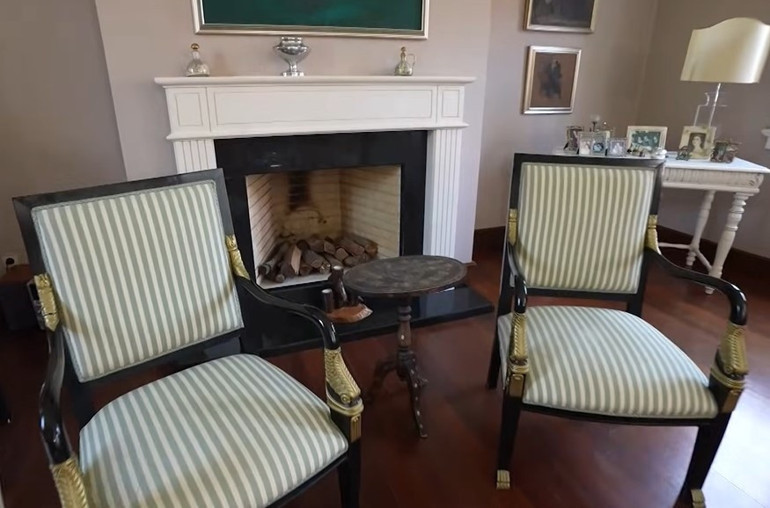 Bir zamanların çocuk oyuncusu şimdi kızlarıyla bu evde yaşıyor