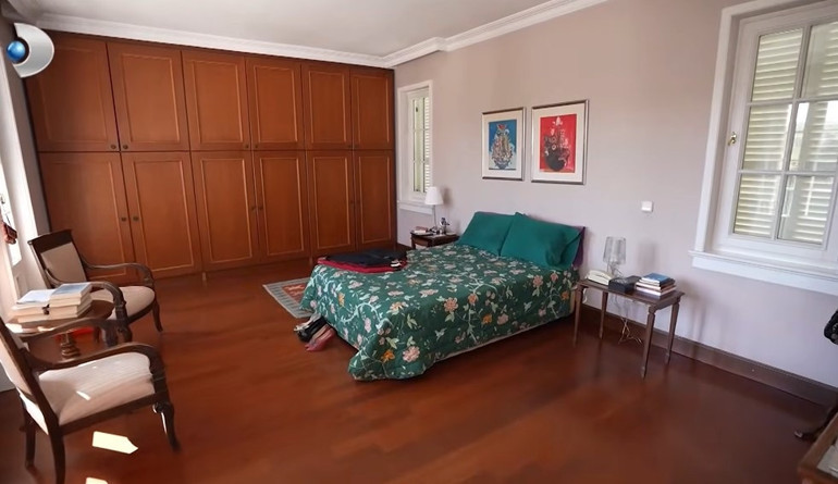 Bir zamanların çocuk oyuncusu şimdi kızlarıyla bu evde yaşıyor