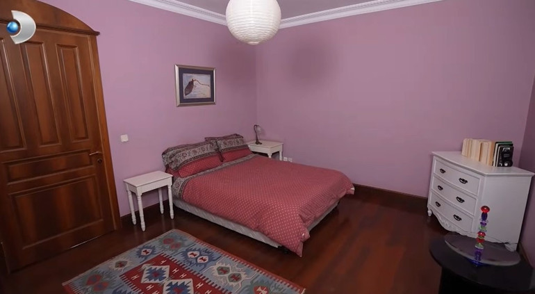 Bir zamanların çocuk oyuncusu şimdi kızlarıyla bu evde yaşıyor