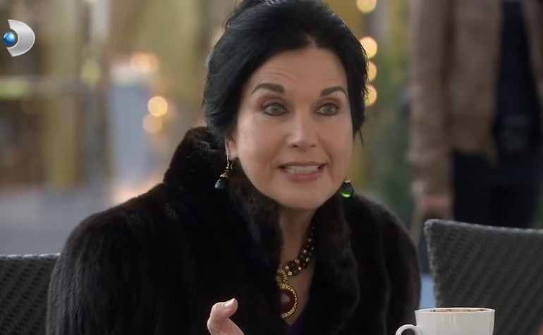 Bir zamanların çocuk oyuncusu şimdi kızlarıyla bu evde yaşıyor