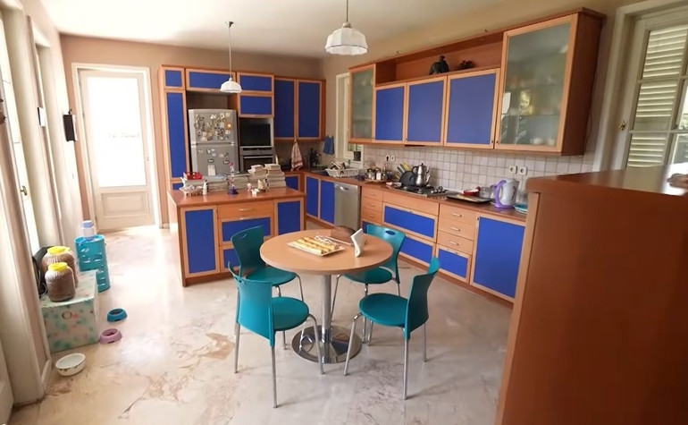 Bir zamanların çocuk oyuncusu şimdi kızlarıyla bu evde yaşıyor