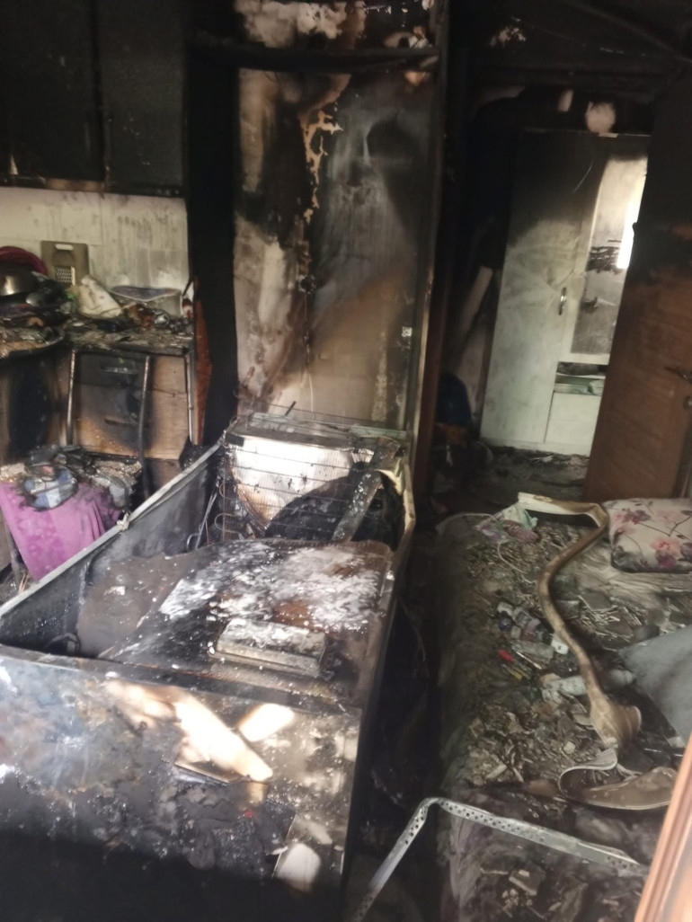 Polisler yangından iki çocuğu kurtardı