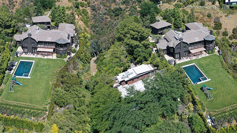 Çocuklarını o mutlu yuvada büyütmüştü… Aşk bitti, ayrıldılar… Milyonluk malikane de elden gidiyor